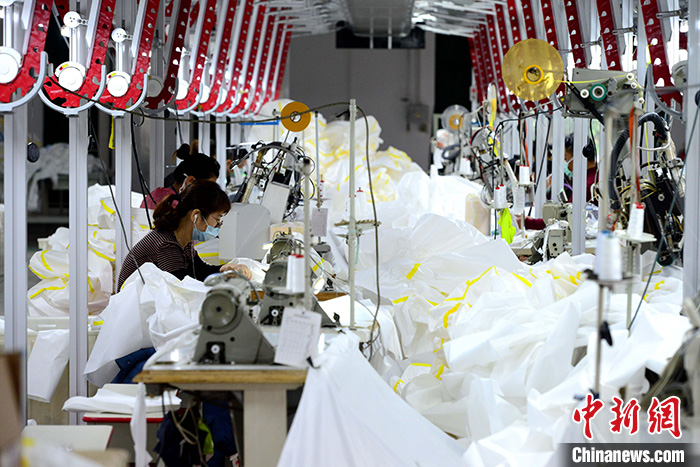 3月2日拍摄的福州一复工复产企业内景。据福建省卫生健康委员会通报,截至3月1日24时,福建省累计报告确诊病例296例,其中危重型1例、重型1例、死亡病例1例;累计治愈出院病例247例。目前,福建多地多措并举招用工。 中新社记者 王东明 摄  福建累计治愈出院病例247例 多措并举纾解“招工难”