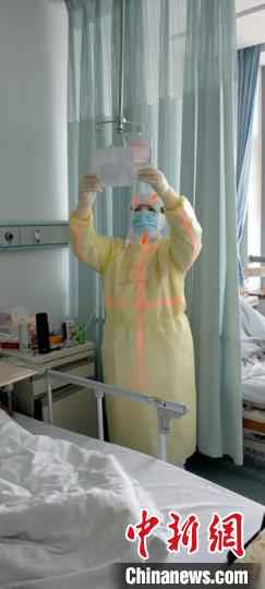 孙丹丹在给患者换药。孙丹丹供图  吉林护士“话聊”显成效:让病房中充满生的希望