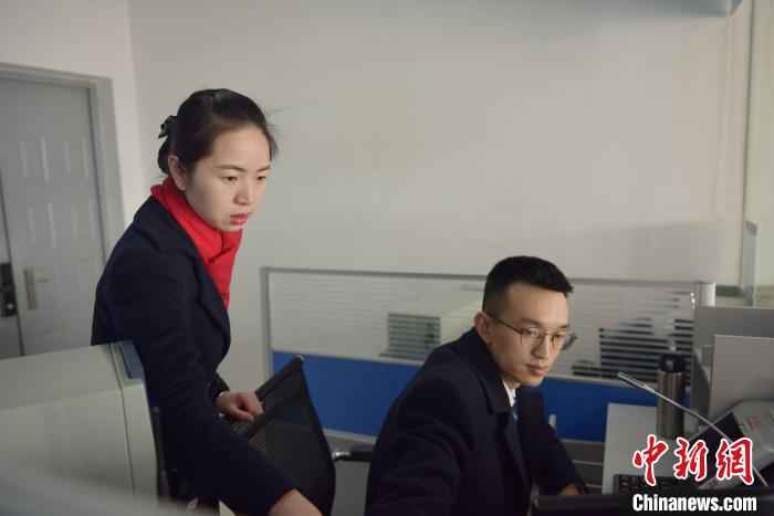 午时:胡兰在票房提醒售票员注意票卷使用情况 宋曹梓瀚 摄  “90后”高铁女站长的“春运十二时辰”