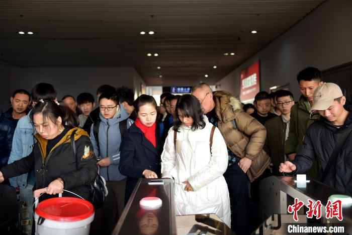 申时:胡兰在出站口协助旅客快速出站。 宋曹梓瀚 摄  “90后”高铁女站长的“春运十二时辰”