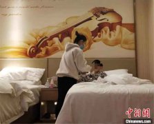 90后未婚护士为隔离4岁男童当起“临时妈妈”