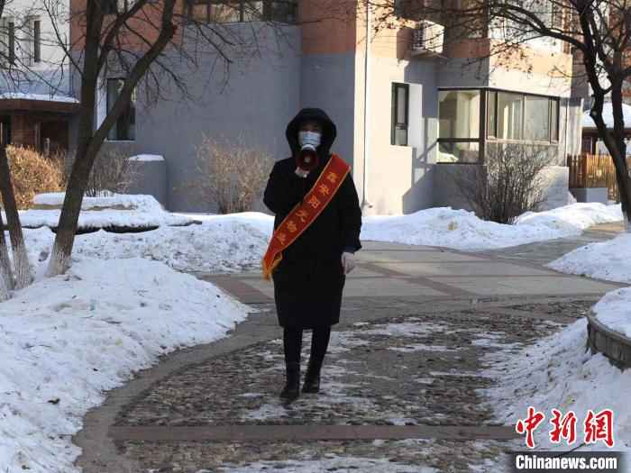 台丹每天在小区内进行防疫宣传 刘栋 摄