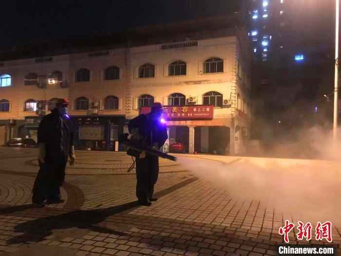 工作人员利用喷雾器等常用器械进行消毒 宜昌市城管委 供图 摄