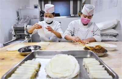 北京多家餐厅增加送餐到家服务 对外卖配送员测体温