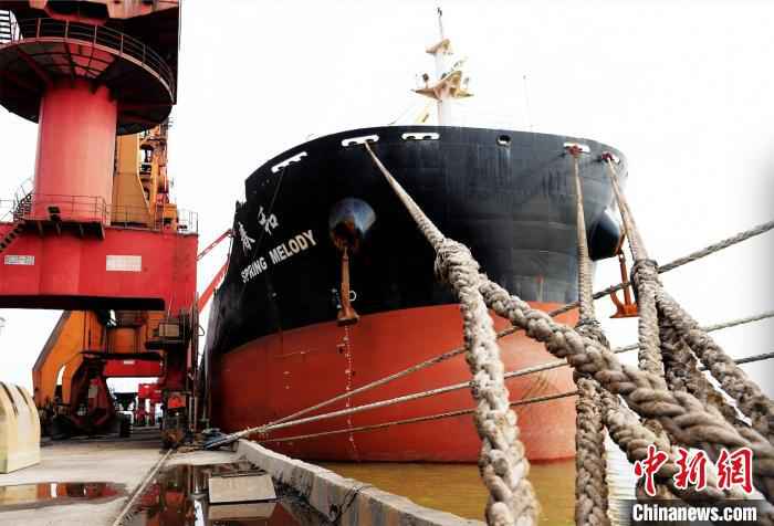 10名中国籍国际航行船舶船员在江苏南通换班下船。南通海事局供图 10名中国籍国际航行船舶船员在江苏南通换班下船