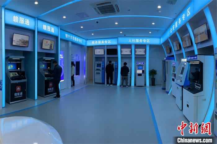 赣服通全天候智能服务中心分为咨询导办、信息查询、综合业务、公安、税务、人社、银行以及便民服务8个功能区。　景德镇市人民政府行政服务中心管委会供图 摄