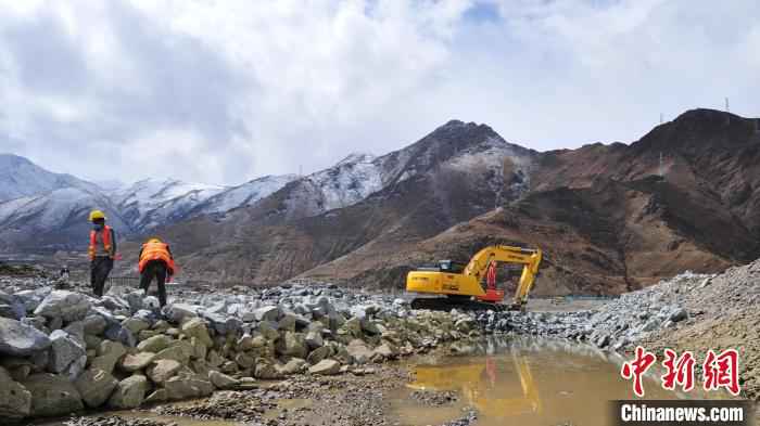 图为3月16日,多辆装载机正有条不紊地进行防冲槽抛石回填作业。 张伟 摄 西藏拉萨河综合整治工程总体进度未受影响