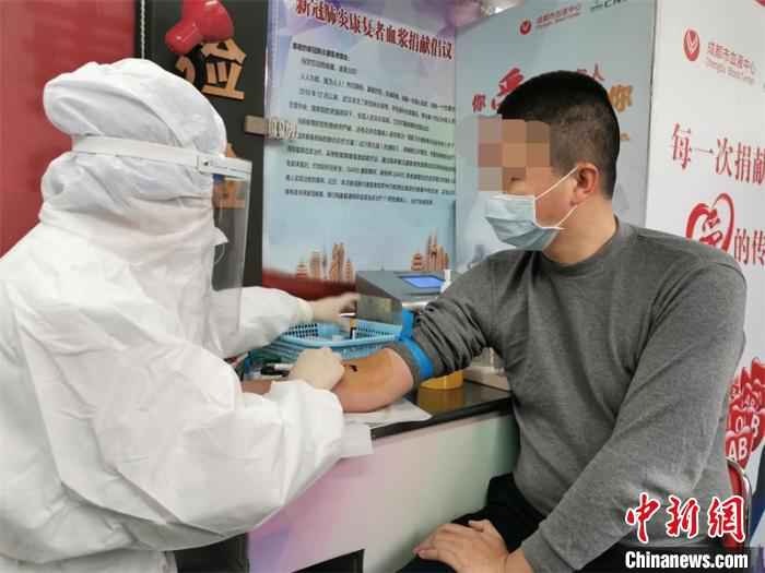 熊先生做好采血准备。 内江市委宣传部供图 四川一名新冠肺炎康复者捐献血浆 称“很有成就感”