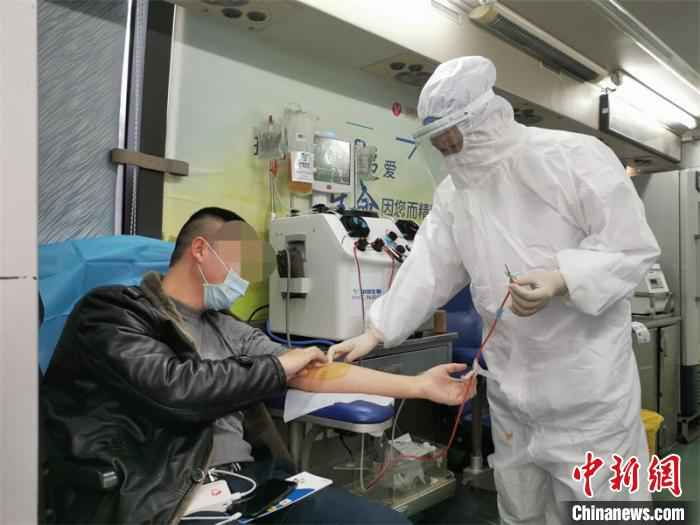 采集血浆。 内江市委宣传部供图 摄 四川一名新冠肺炎康复者捐献血浆 称“很有成就感”