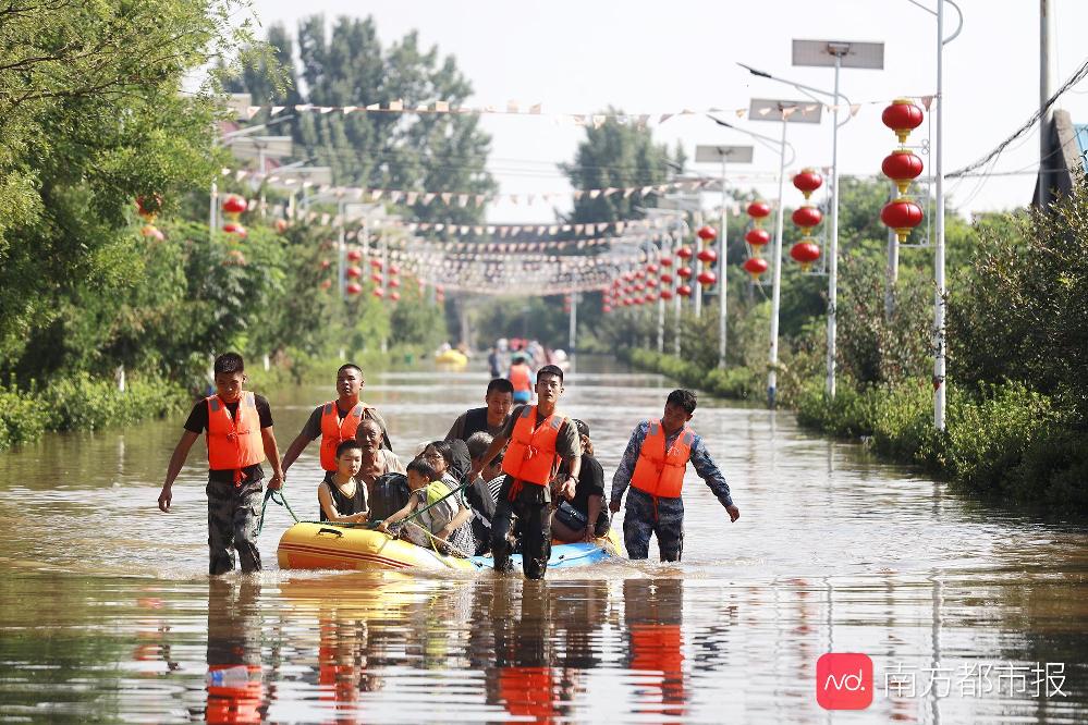 新乡水位下降,消防战士抢险救灾累得躺倒车旁