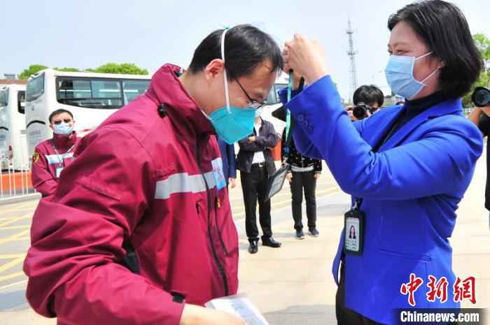 武汉同济医院给每名队员颁发“纪念证书”和“同济医院工作牌” 王康荣 摄 中日友好医院援鄂医疗队返程 被授“同济医院职工”