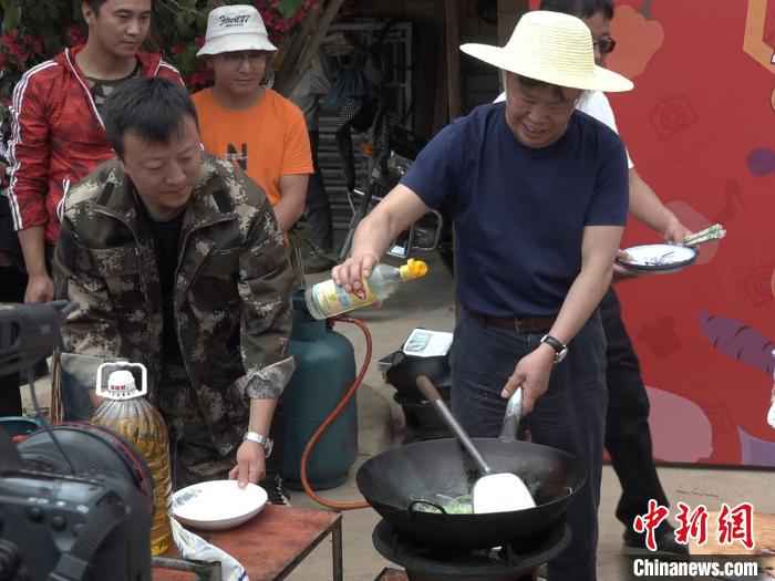 图为直播现场。 刀志楠 摄  “农民院士”朱有勇田间直播卖土豆 助力云南脱贫攻坚