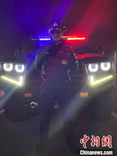 图为湖北省公安厅机场公安局民警佩戴智能头盔巡逻 龚轩 摄  武汉交通民航复行复航在即 警方多举措保安全畅通