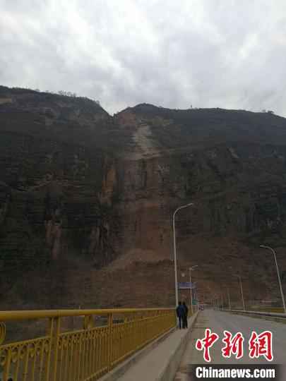 图为事故现场。 龙喜学 摄  云南永善溪洛渡突发山体崩塌 未造成人员伤亡(图)