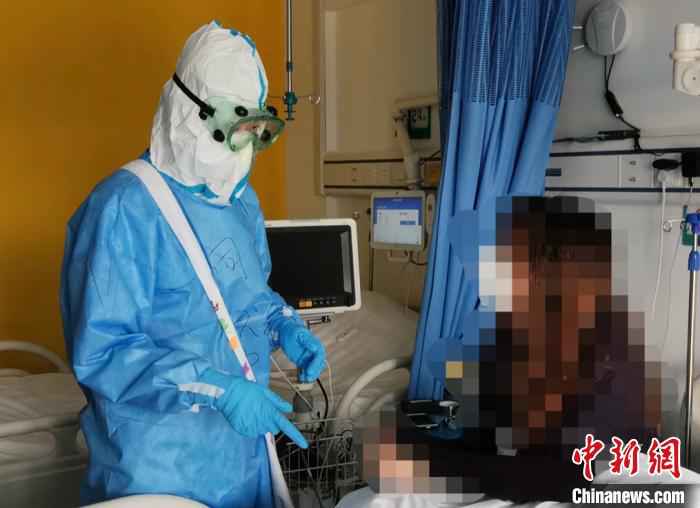 徐颖进行“话疗”。受访者供图  北京小汤山医院抗疫一线:“姐妹花”组建“话疗”小分队