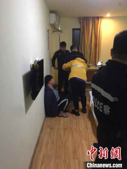 抓捕现场。苍南警方供图  浙江苍南警方破获特大开设赌场案 共抓获涉案人员66人