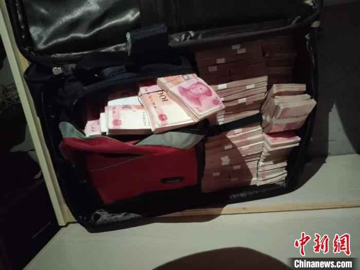 警方查获的赃款。苍南警方供图  浙江苍南警方破获特大开设赌场案 共抓获涉案人员66人