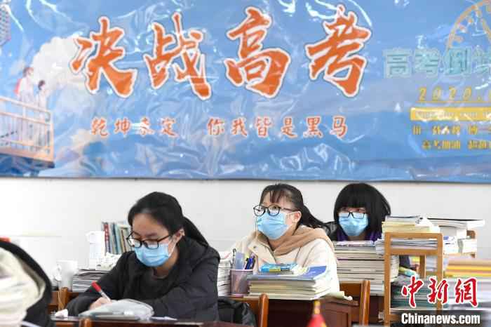 南宁市第三中学学生在上课。 俞靖 摄  广西初三高三年级学生开学 抗疫专家给桂林学生上开学第一课