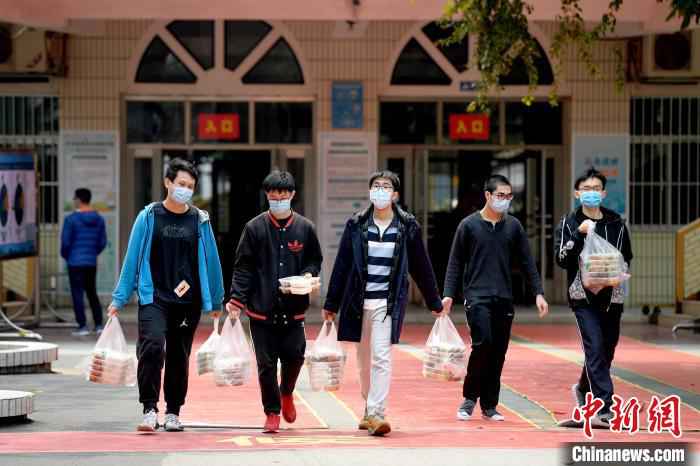 南宁市第三中学未开放堂食,学生手提饭盒回教室用餐。 俞靖 摄  广西初三高三年级学生开学 抗疫专家给桂林学生上开学第一课