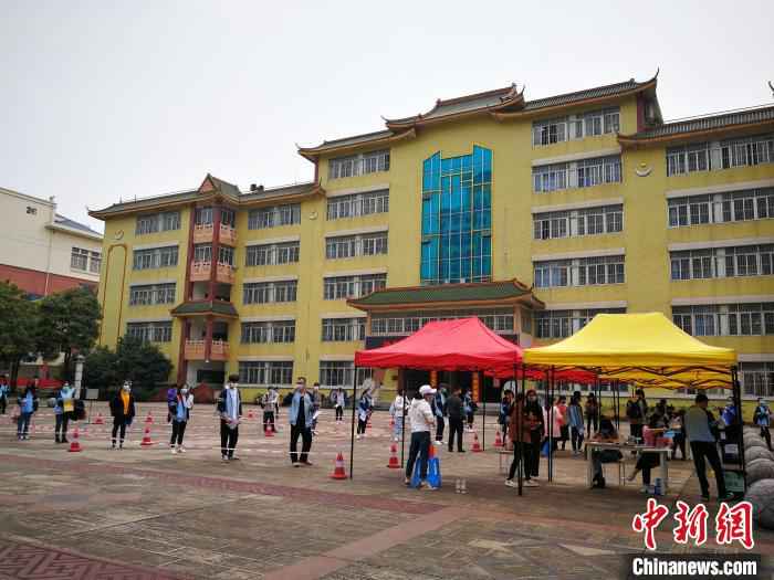 南宁沛鸿民族中学学生返校报到。 何海夷 摄  广西初三高三年级学生开学 抗疫专家给桂林学生上开学第一课